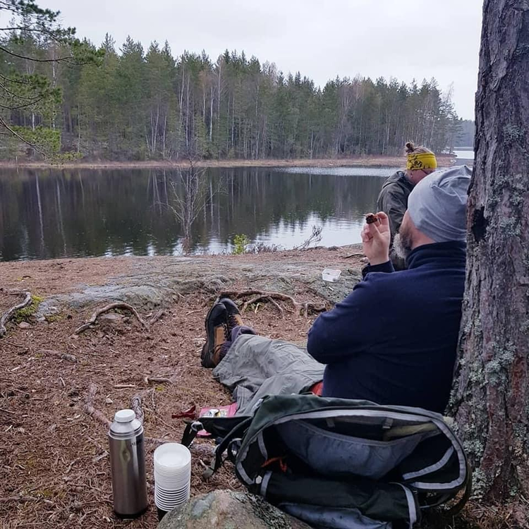 Lugn_fika_vid_vatten